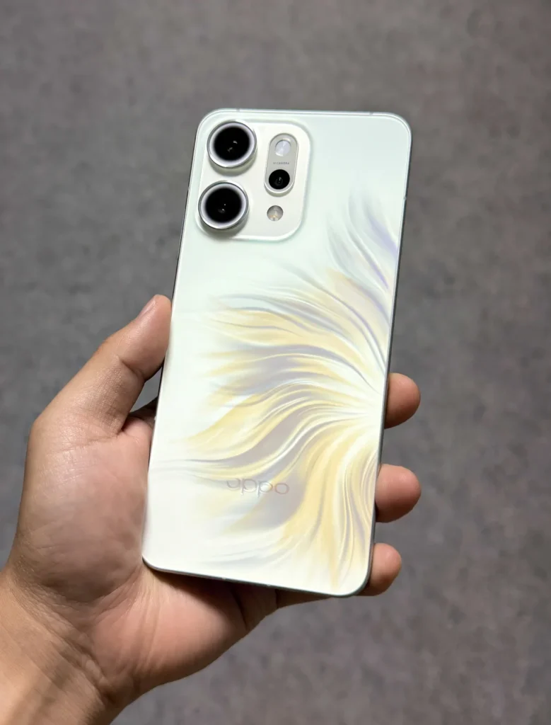 OPPO Reno 14 Pro display with 120Hz refresh rate under sunlight